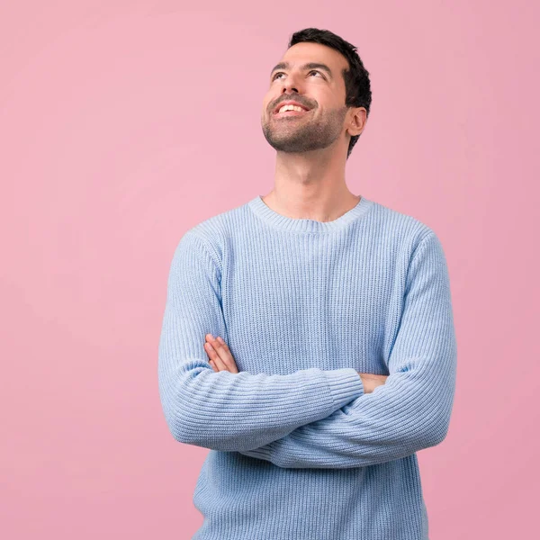 Knappe Man Stand Zoek Roze Achtergrond — Stockfoto
