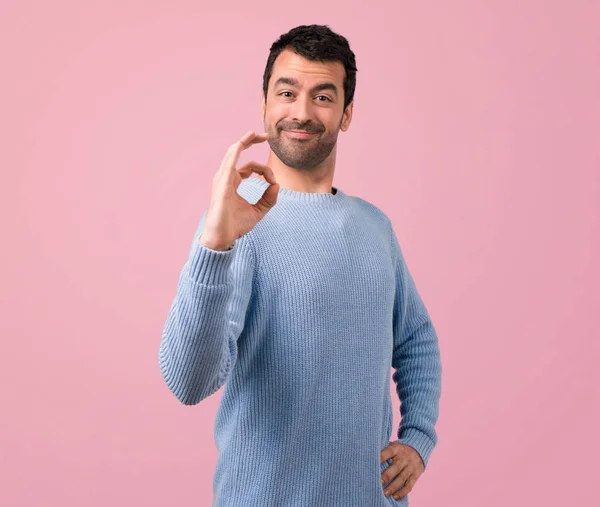 Pohledný Muž Ukazuje Cedulka Prsty Růžovém Pozadí — Stock fotografie