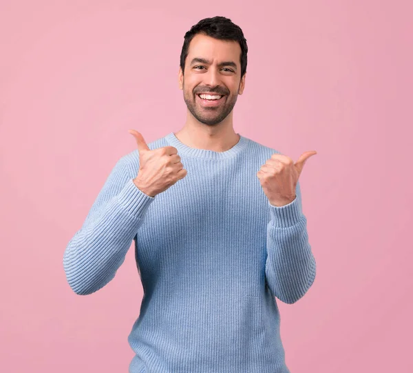 Knappe Man Geven Een Duim Omhoog Gebaar Glimlachend Roze Achtergrond — Stockfoto