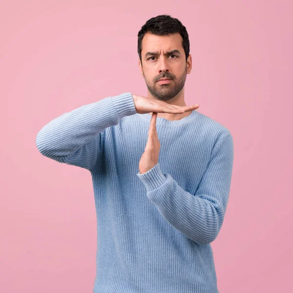 Stilig Man Gör Stop Gest Med Handen Rosa Bakgrund — Stockfoto