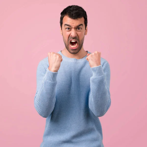 Hombre Guapo Molesto Enojado Gesto Furioso Sobre Fondo Rosa — Foto de Stock