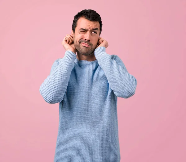 Hombre Guapo Cubriendo Ambas Orejas Con Las Manos Sobre Fondo — Foto de Stock