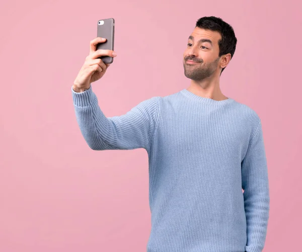 Man Med Blå Tröja Med Mobiltelefon Rosa Bakgrund — Stockfoto