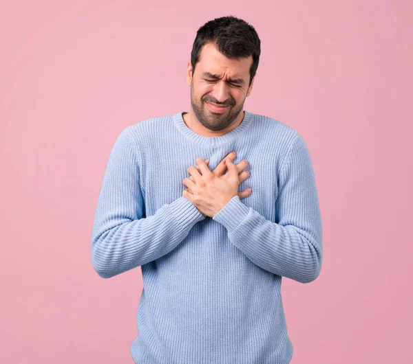 Hombre Con Suéter Azul Tiene Dolor Corazón Ataque Cardíaco Sobre —  Fotos de Stock