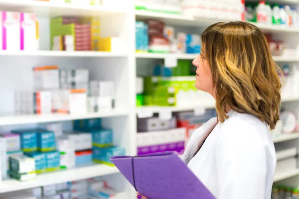 Kundin Mit Einem Ordner Der Apotheke Der Sich Die Medikamente — Stockfoto