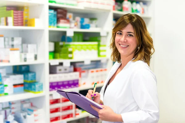 Femme Cliente Avec Dossier Dans Pharmacie — Photo