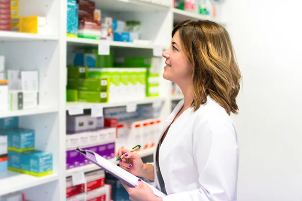 Kundin Mit Einem Ordner Der Apotheke Der Sich Die Medikamente — Stockfoto