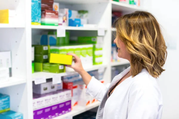 Femme Cliente Dans Pharmacie Regardant Les Médicaments Sur Étagère — Photo