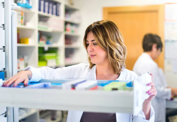 Femme Cliente Pharmacie Prenant Une Boîte Médicaments — Photo