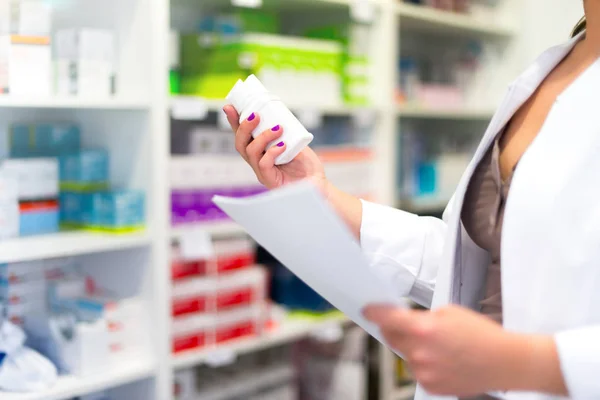 Žena Zákazník Lékárně Přičemž Medicína Box — Stock fotografie