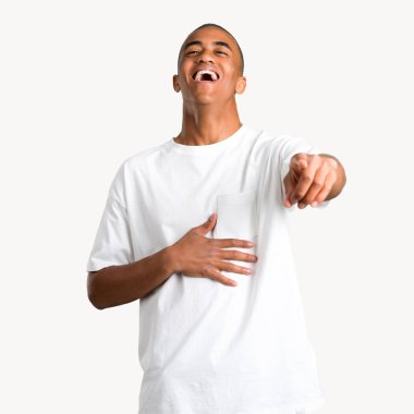 Birisi parmak ile işaret ve çok izole arka plan üzerinde gülüyor genç Afro-Amerikan adam