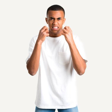 Genç Afro-Amerikan adam Öfkeli öfkeli jest olarak rahatsız. Negatif ifade izole arka plan üzerinde