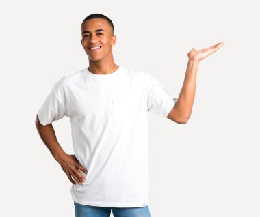 İzole arka plan üzerinde bir reklam eklemek için boşaltmak hayali avuç içinde tutan genç Afro-Amerikan adam