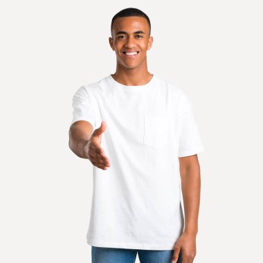 İyi bir anlaşma izole arka plan üzerinde kapatmak için el sıkışan genç Afro-Amerikan adam