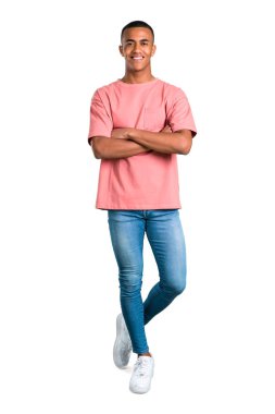 Silah tutan genç Afro-Amerikan adam ayakta cepheden bulunduğu geçti. Kendine güvenen ifade izole beyaz arka plan üzerinde