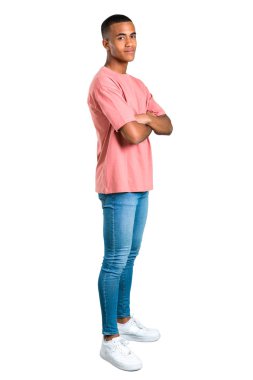 Silah tutan genç Afro-Amerikan adam ayakta yatay konumda gülümseyen süre geçti. Kendine güvenen ifade izole beyaz arka plan üzerinde. Mimari tasarımlarında kullanım için idealdir