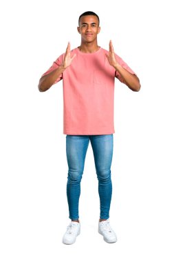 İzole beyaz zemin üzerinde bir reklam eklemek için kopya yer avuç hayali tutan genç Afro-Amerikan duran adam