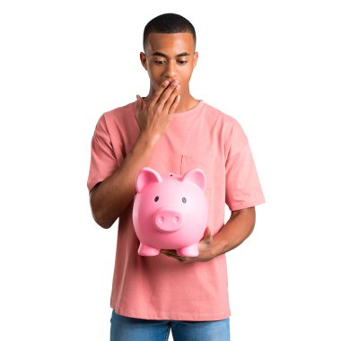 Beyaz arka plan üzerinde tutan büyük bir servet izole iken genç Afro-Amerikan adam şaşırttı