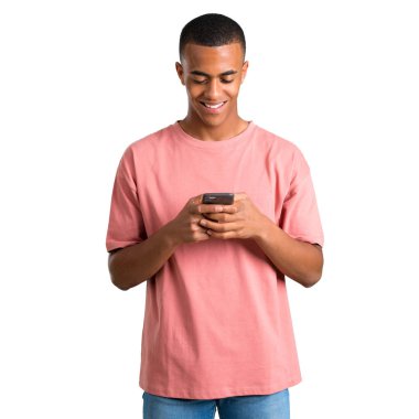 Afro-Amerikan delikanlı izole beyaz arka plan üzerinde bir ileti veya mobil ile e-posta gönderme