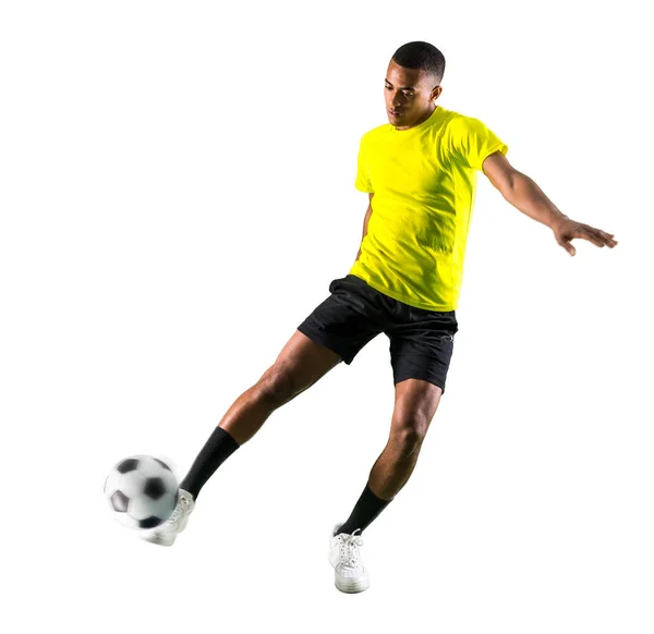 Jogador Futebol Homem Com Pele Escura Jogando Chutando Bola Fundo — Fotografia de Stock