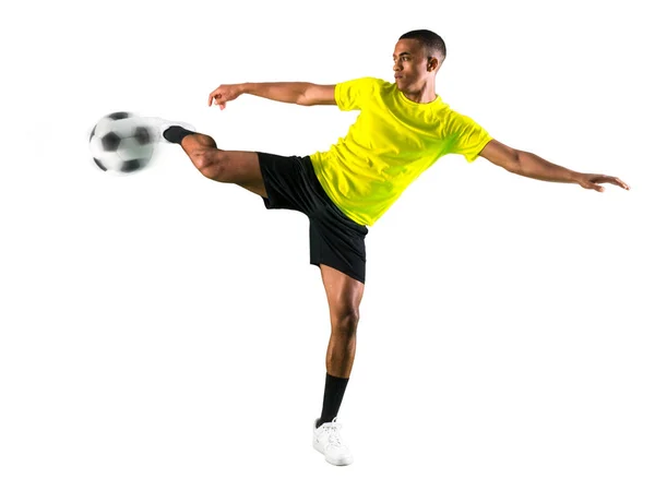 Jogador Futebol Homem Com Pele Escura Jogando Chutando Bola Fundo — Fotografia de Stock