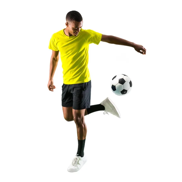 Jogador Futebol Homem Com Pele Escura Jogando Fundo Branco Isolado — Fotografia de Stock