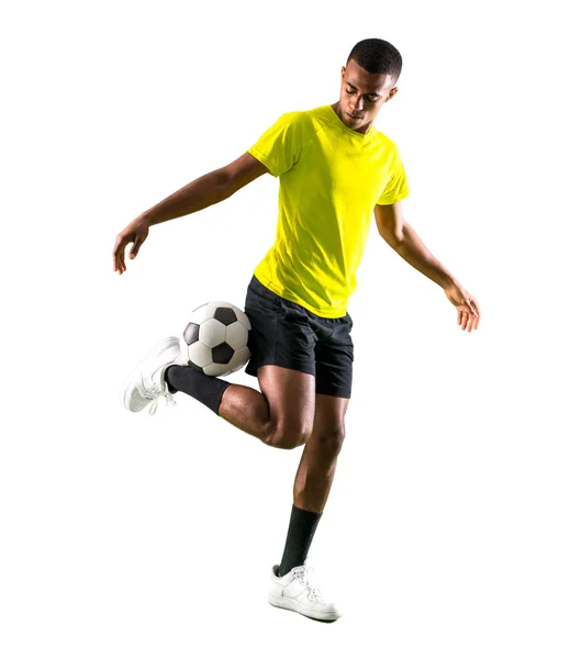 Jogador Futebol Homem Com Pele Escura Jogando Fundo Branco Isolado — Fotografia de Stock