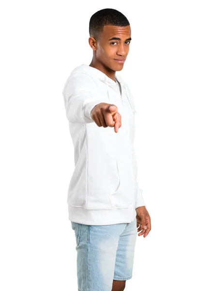 Темношкірий Молодий Чоловік Білим Светром Вказує Пальцем Впевненим Виразом Ізольованому — стокове фото