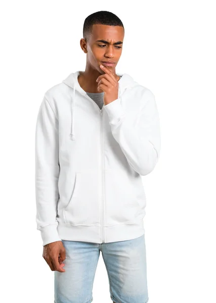 Jovem Pele Escura Com Camisola Branca Olhando Para Baixo Com — Fotografia de Stock