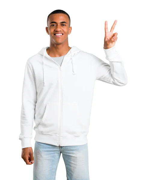 Jovem Pele Escura Com Camisola Branca Sorrindo Mostrando Sinal Vitória — Fotografia de Stock