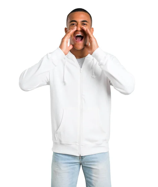 Donkere Jongeman Met Witte Sweatshirt Schreeuwen Met Mond Wijd Open — Stockfoto