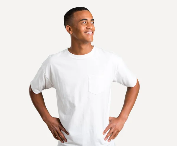 年轻的非洲裔美国人男子摆在臀部和笑在孤立的背景下 — 图库照片