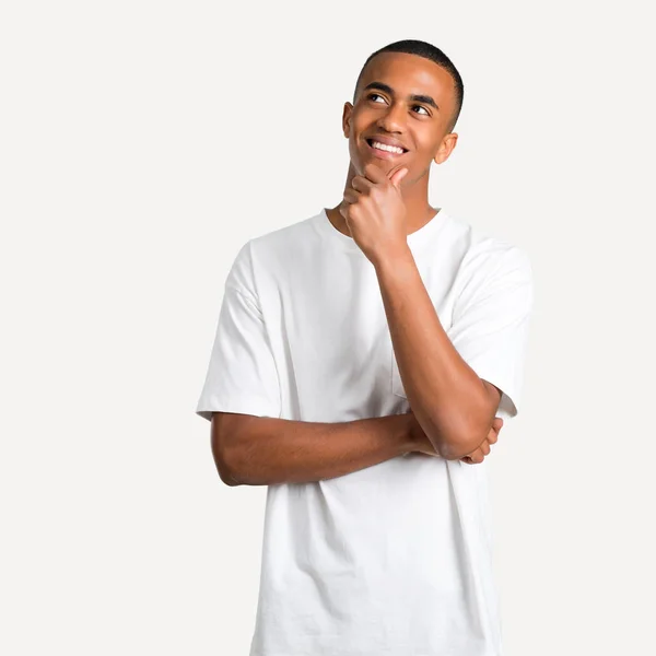 Молодий Афроамериканець Людиною Стоячи Думаючи Ідея Ізольованих Фоні — стокове фото