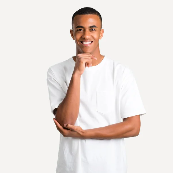 Jovem Afro Americano Sorrindo Olhando Para Frente Com Rosto Confiante — Fotografia de Stock