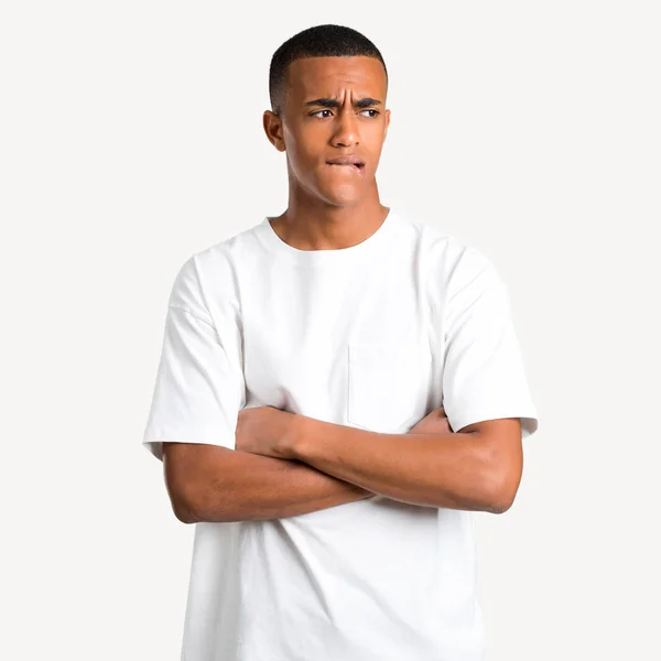 Mladý Američan Afričana Muž Pochybnosti Výrazem Obličeje Zmást Při Kousnutí — Stock fotografie