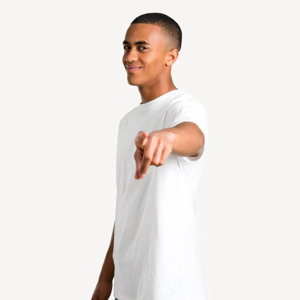 Młody Człowiek African American Punktów Palec Ciebie Wyrażeniem Pewnie Białym — Zdjęcie stockowe