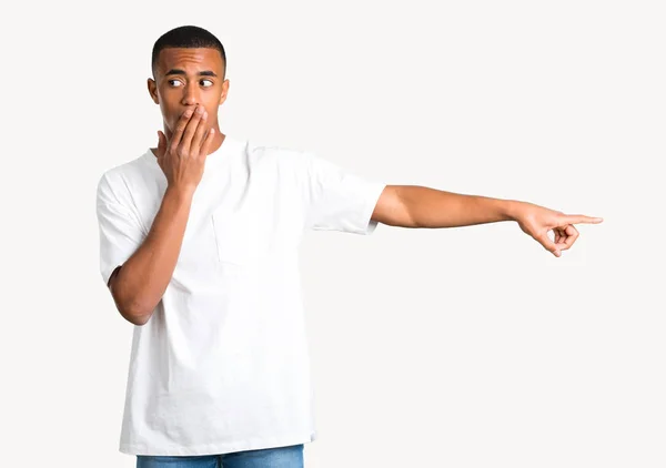 Joven Hombre Afroamericano Apuntando Con Dedo Hacia Lado Presentando Producto — Foto de Stock