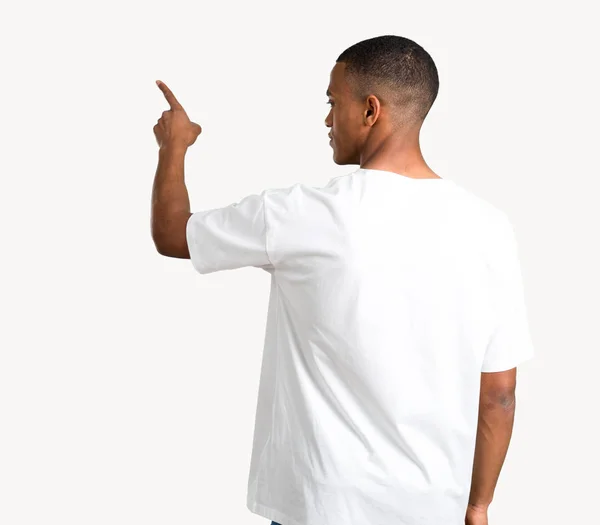 年轻的非洲裔美国人用食指指着孤立的背景 — 图库照片