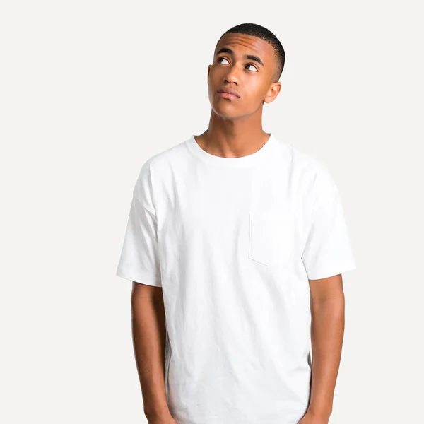 Unga Afroamerikanska Man Står Och Tittar Upp Med Allvarliga Ansikte — Stockfoto