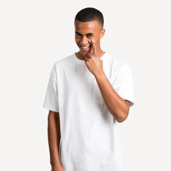 Jovem Afro Americano Olhando Para Frente Abrindo Olho Com Dedo — Fotografia de Stock