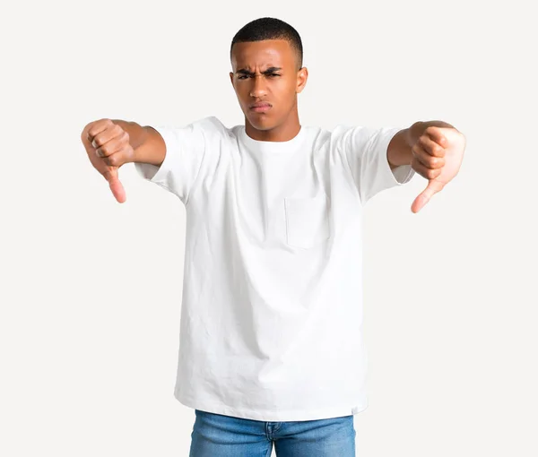 Jovem Afro Americano Mostrando Polegar Para Baixo Com Duas Mãos — Fotografia de Stock