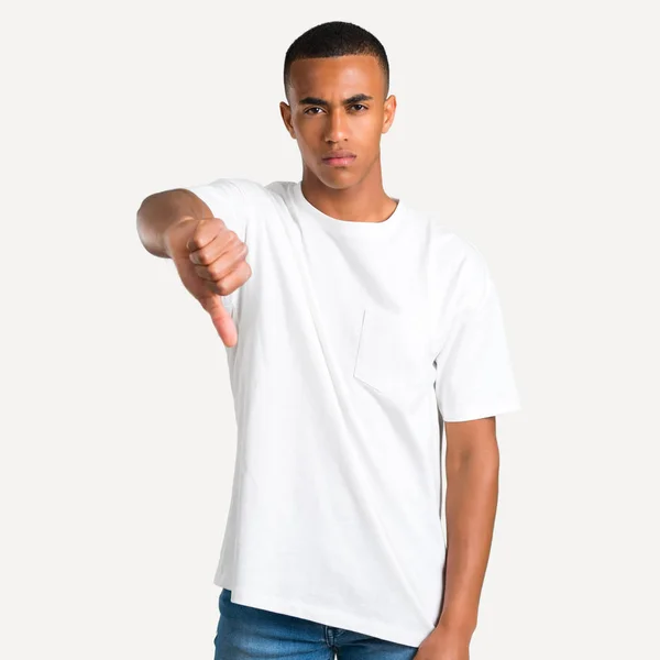 Unga Afroamerikanska Mannen Visar Tummen Ner Skylten Med Negativa Uttryck — Stockfoto