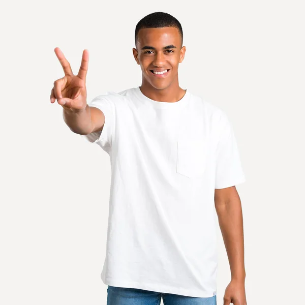 Junger Afrikanisch Amerikanischer Mann Lächelt Und Zeigt Siegeszeichen Auf Isoliertem — Stockfoto