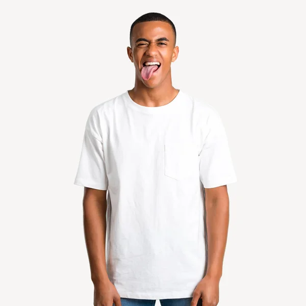 Młody Człowiek African American Wyświetlono Języka Aparat Zabawne Patrzeć Białym — Zdjęcie stockowe