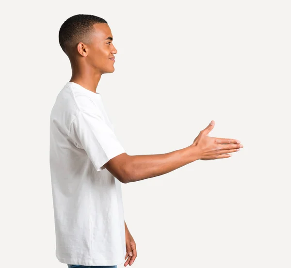 Jovem Afro Americano Handshaking Após Bom Negócio Fundo Isolado — Fotografia de Stock