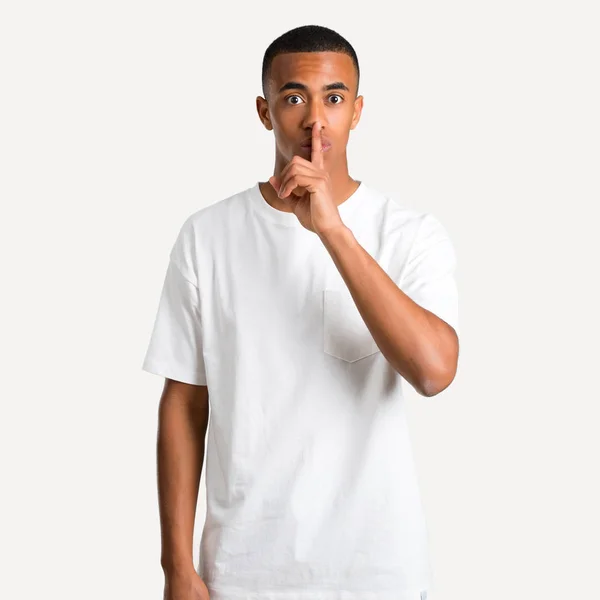 Unga Afroamerikanska Mannen Visar Ett Tecken Att Stänga Munnen Och — Stockfoto