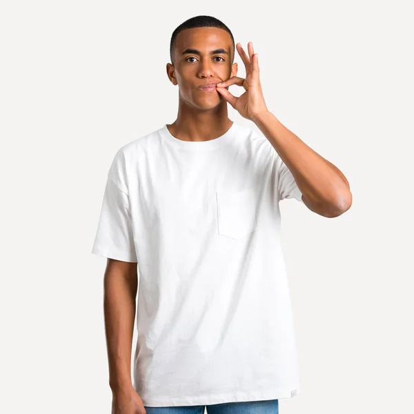 Unga Afroamerikanska Mannen Visar Ett Tecken För Att Stänga Munnen — Stockfoto