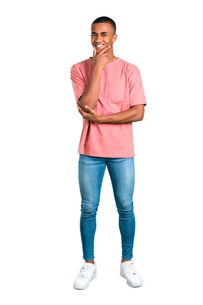 Stojący Młodzieniec African American Uśmiechający Się Dużo Kładąc Ręce Klatce — Zdjęcie stockowe