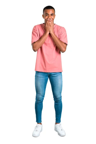 Jovem Afro Americano Homem Sorrindo Muito Enquanto Cobre Boca Fundo — Fotografia de Stock