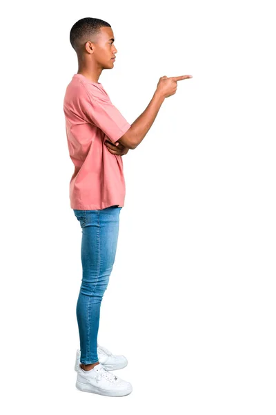 Jovem Afro Americano Apontando Dedo Para Lado Apresentando Produto Posição — Fotografia de Stock